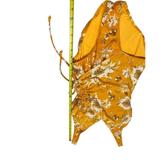 Nip Tuck Multi cup One Piece Yellow Floral Swimsuit Size 4 Rouched Side - Picture 3 of 9